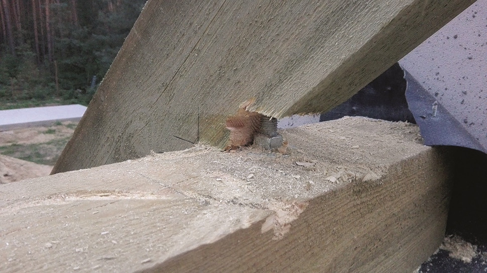 Niewłaściwe połączenie elementów więźby.