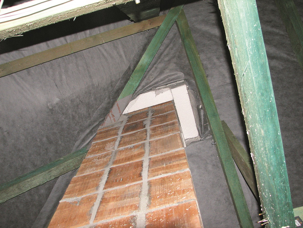 Komin przecinający krokiew narożną.