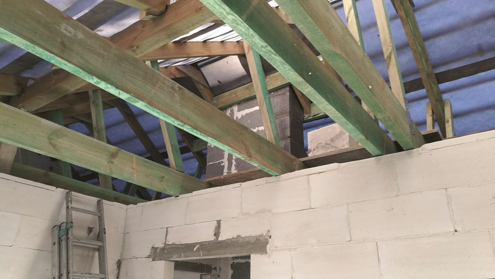 Niewłaściwe oddylatowanie więźby od ścian działowych.