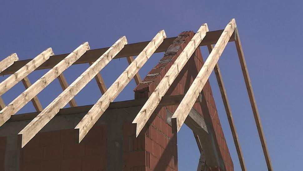 Niewłaściwe ulokowanie elementów więźby przy ścianie szczytowej.