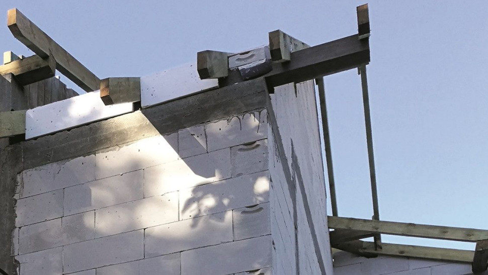 Zbyt bliskie ulokowanie elementów więźby przy ścianie szczytowej, albo za wysoka ściana szczytowa.