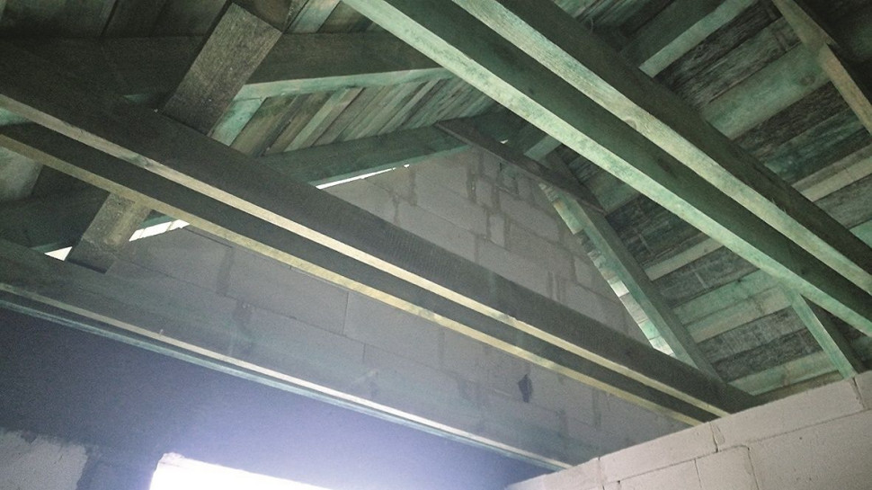 Brak przewiązek usztywniających jętki dwugałęziowe.