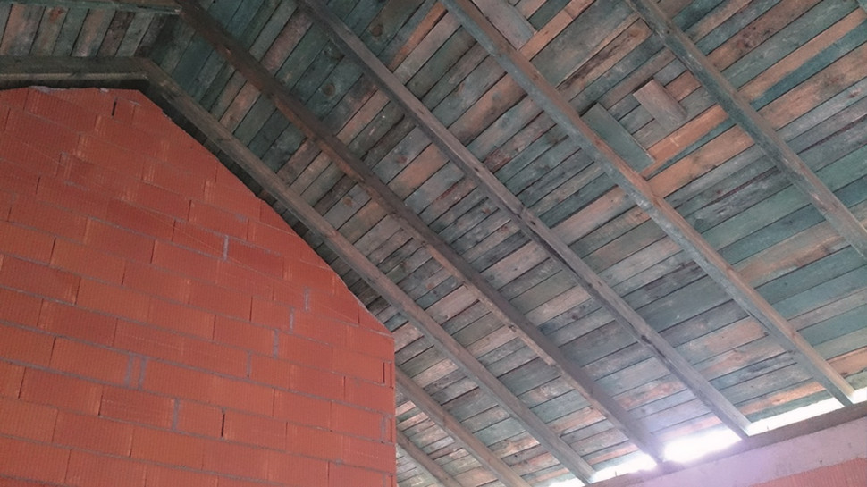 Brak jętek usztywniających długie krokwie.