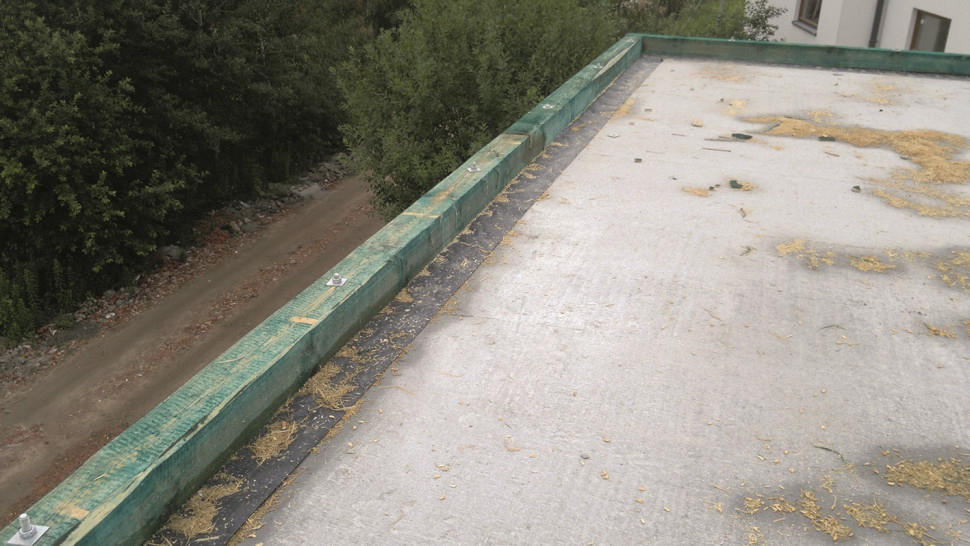 Zbyt duże odległości pomiędzy mocowaniami murłaty do wieńca.