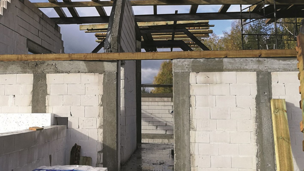 Niepoprawne połączenie więźby z budynkiem przez niezachowanie ciągłości wieńca pod murłatą.