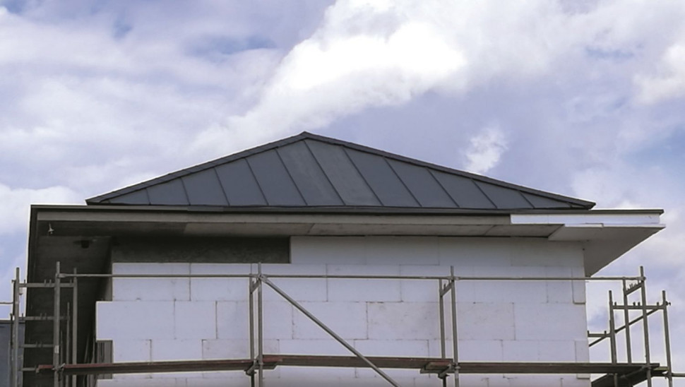 Nierówna linia krawędzi dachu