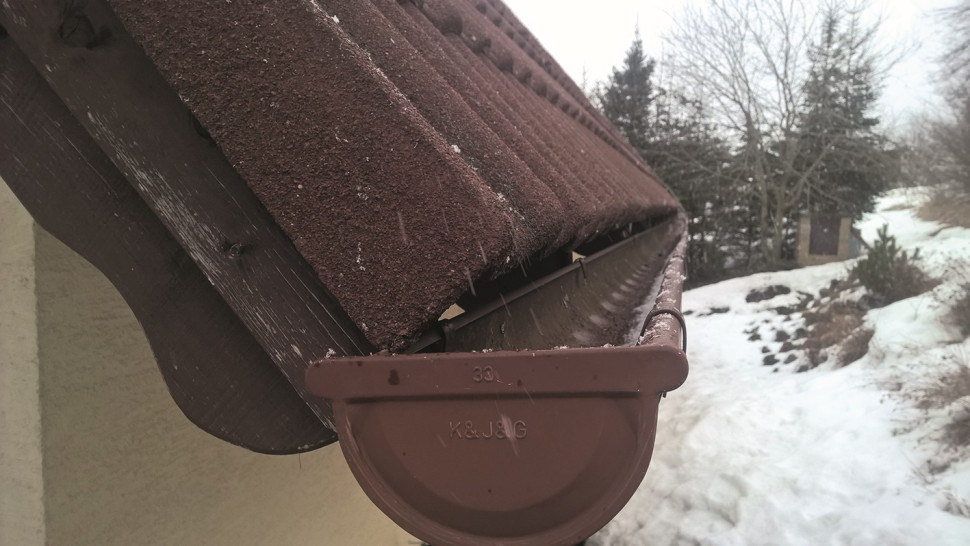 Brak obróbek blacharskich może spowodować przelewanie się wody za rynnę