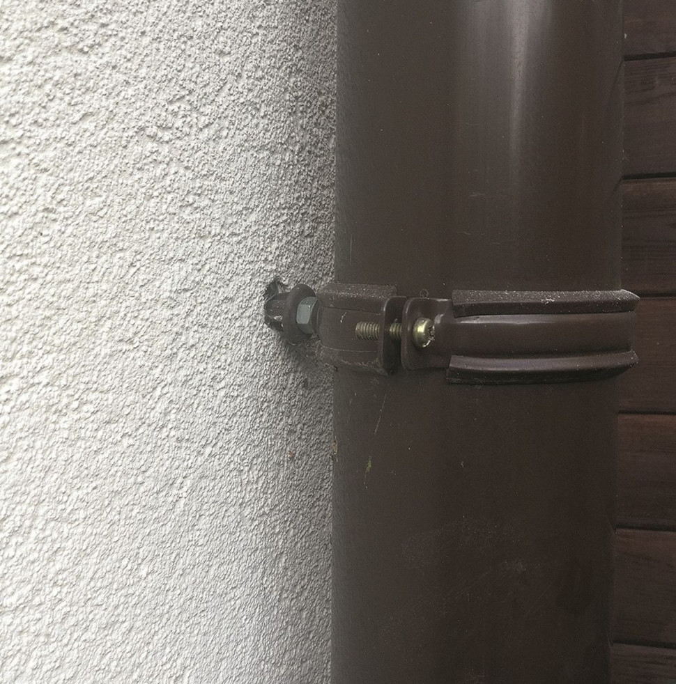 Niewłaściwie przyczepiona rura spustowa