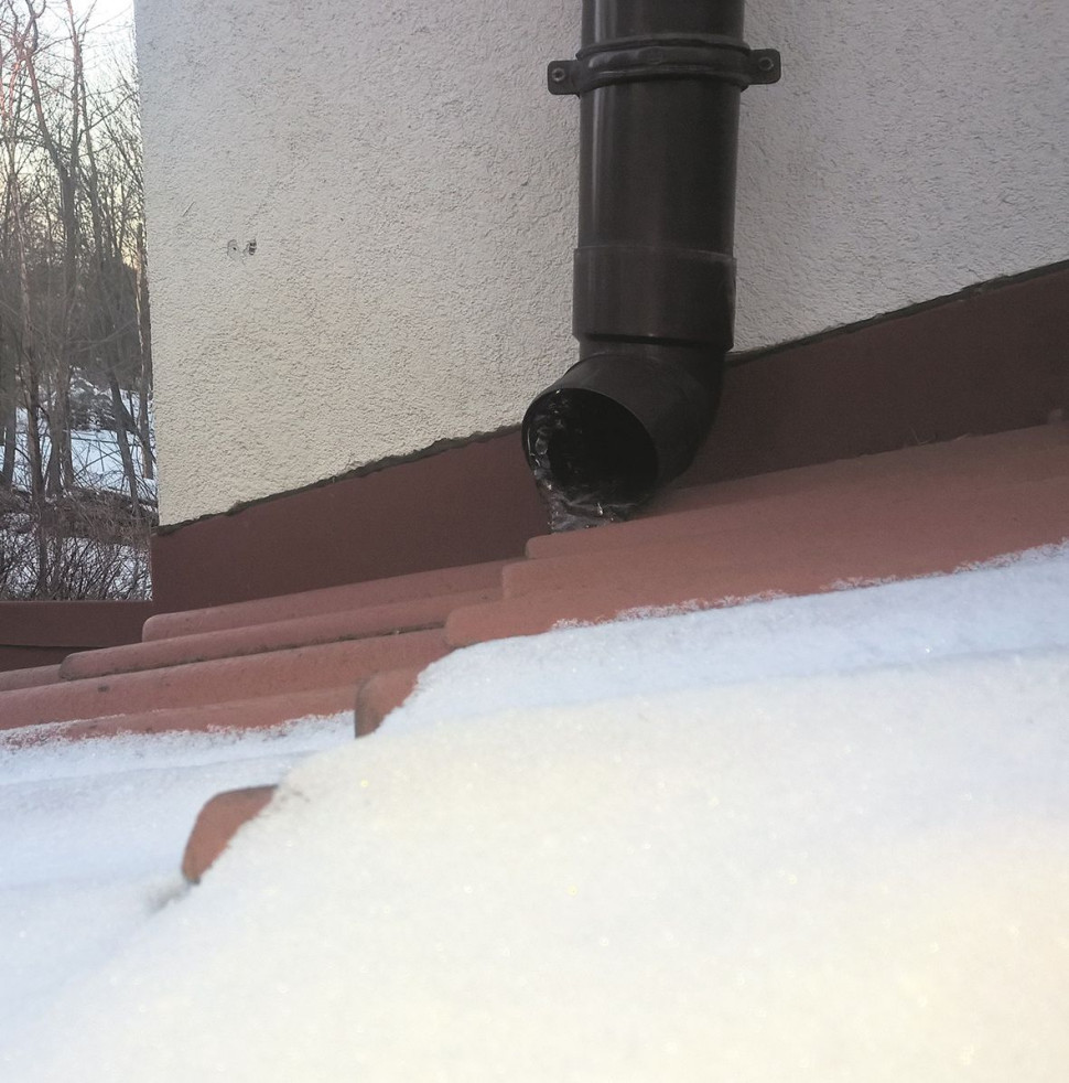 Rura spustowa sprowadza wodę na połać