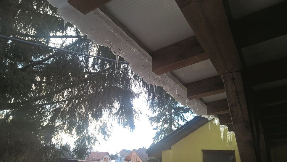 Przy niewielkich spadkach połaci brak instalacji przeciwoblodzeniowej może powodować niebezpieczeństwo użytkowania dachu