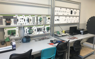 Laboratorium ze sprzętami FIBARO w singapurskim Instytucie Edukacji Technicznej