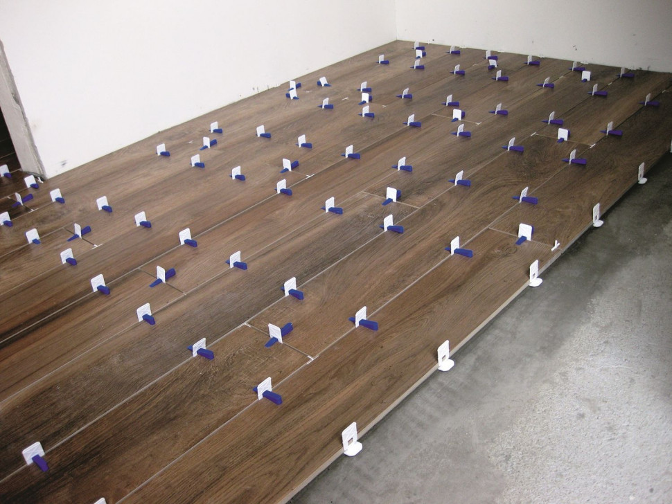 Aby płytki na ścianach i podłogach były ułożone równo trzeba użyć krzyżyków