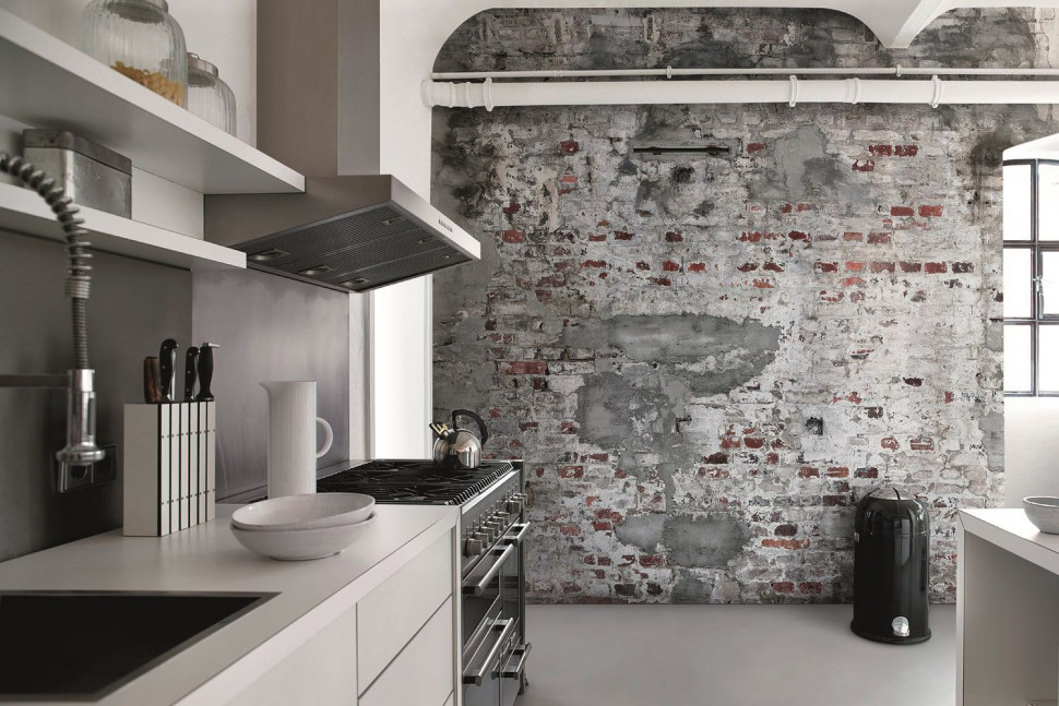 Ściany kuchni urządzonej w stylu industrialnym może zdobić surowy beton lub tapeta, naśladująca np. starą ceglaną ścianę po zbiciu tynku