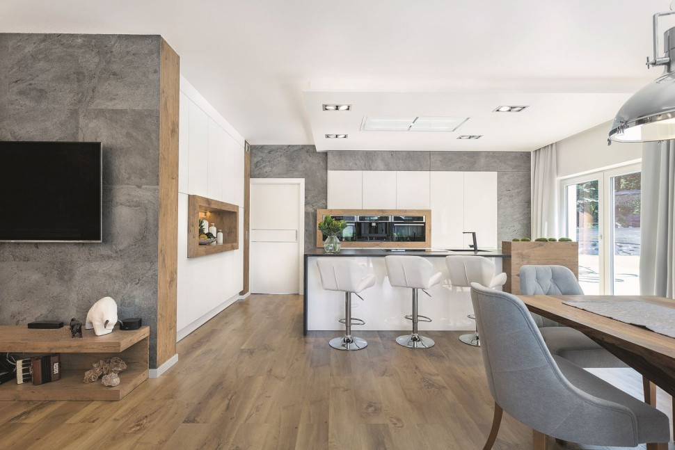 Posadzka w kuchni wyłożona płytkami imitującymi drewno