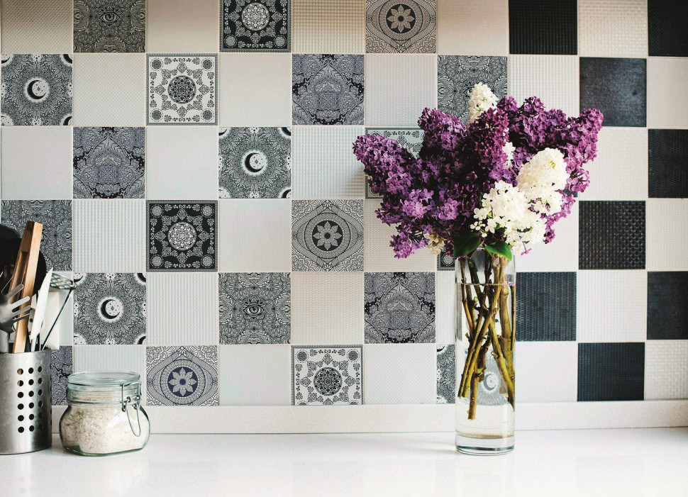 Ściana w kuchni - alternatywą dla płytek mogą być naklejki, sprzedawane w arkuszach