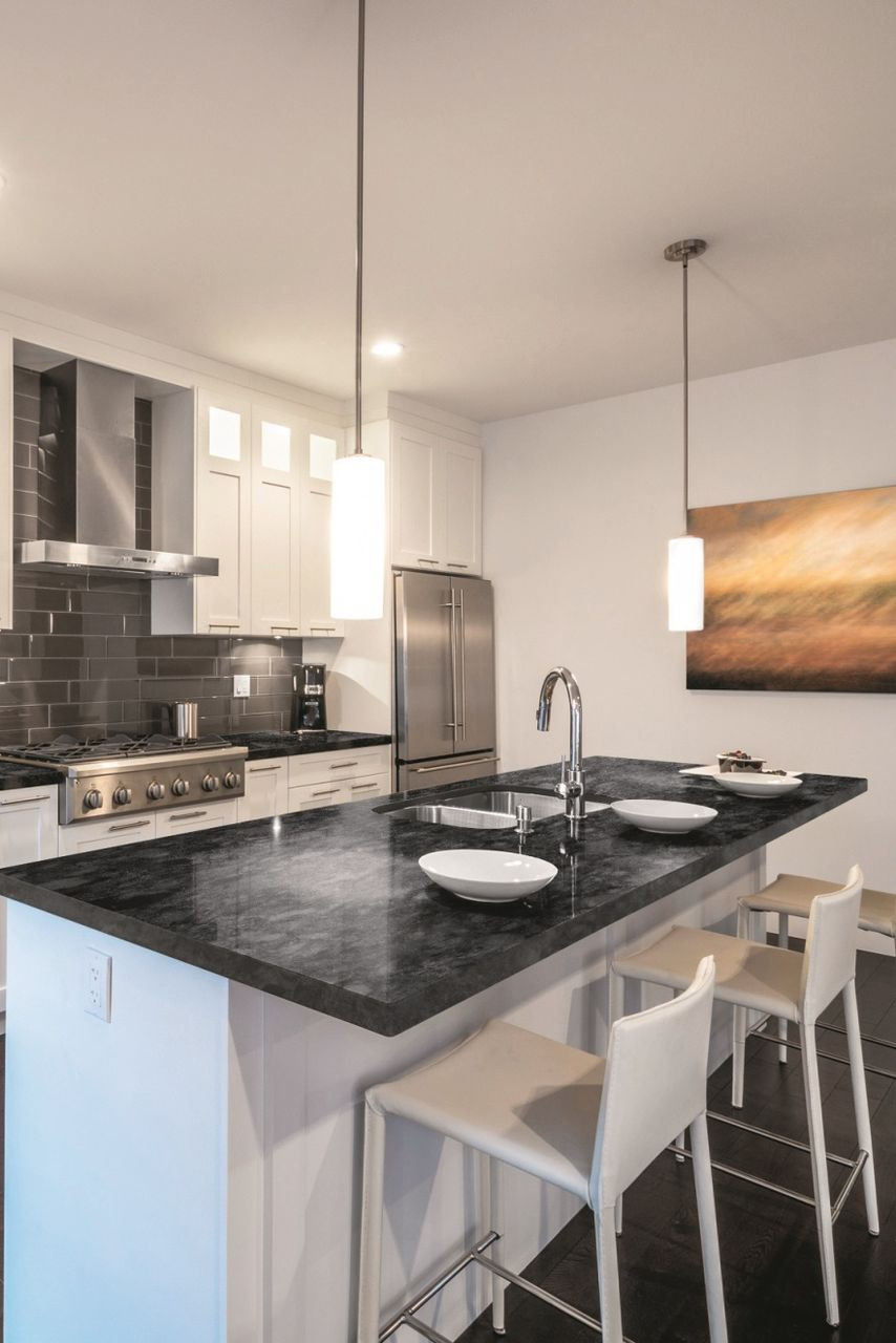 Blat na wyspie powinien być wykonany z trwałych i efektownych materiałów