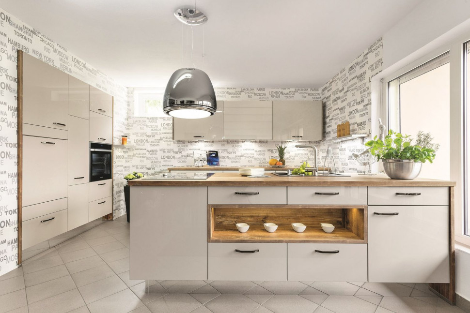 Optymalne zaprojektowanie szafek umożliwia umieszczenie lodówki, kuchenki i innych sprzętów w jednolitej zabudowie na całej ścianie