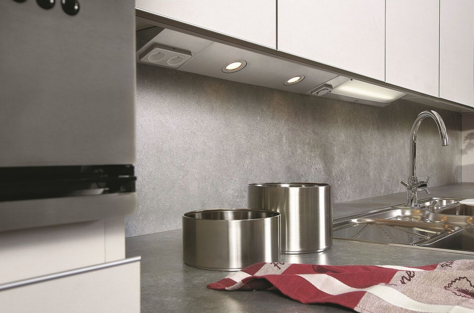 Oświetlenie blatu roboczego w kuchni - sprawdzą się tu lampy punktowe mocowane np. pod wiszącymi szafkami