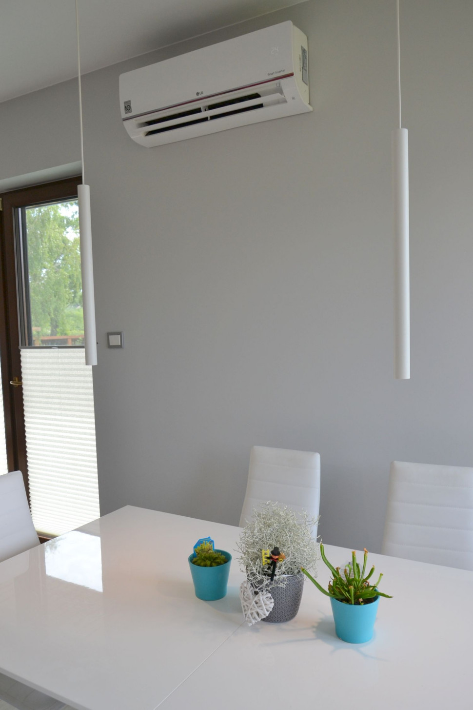 Ścienna jednostka wewnętrzna wisi na granicy jadalni i salonu