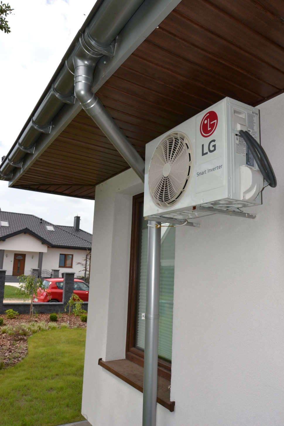 Jednostkę zewnętrzną osłania od słońca daleko wysunięty okap dachu