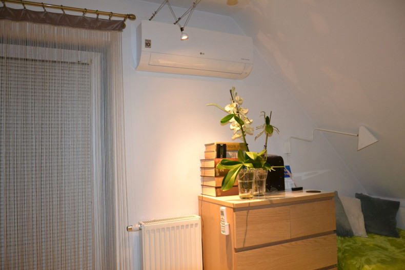 Jednostka klimatyzacyjna w sypialni na poddaszu