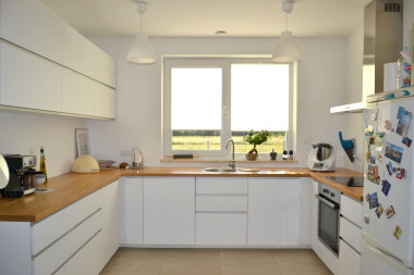 Kuchnię i łazienkę obsługują przewody wywiewne zakończone anemostatem