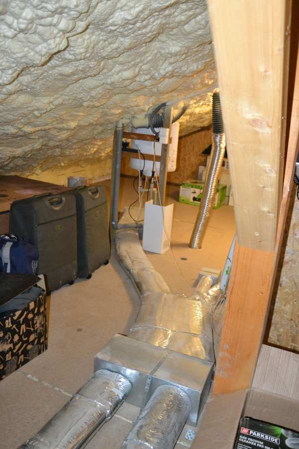 Zaizolowane przewody wentylacyjne o średnicy 200 mm poprowadzono na posadzce poddasza