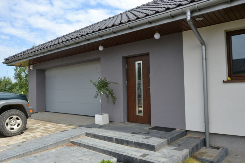 Wyrzutnię powietrza zamontowano w podbitce okapu dachu.