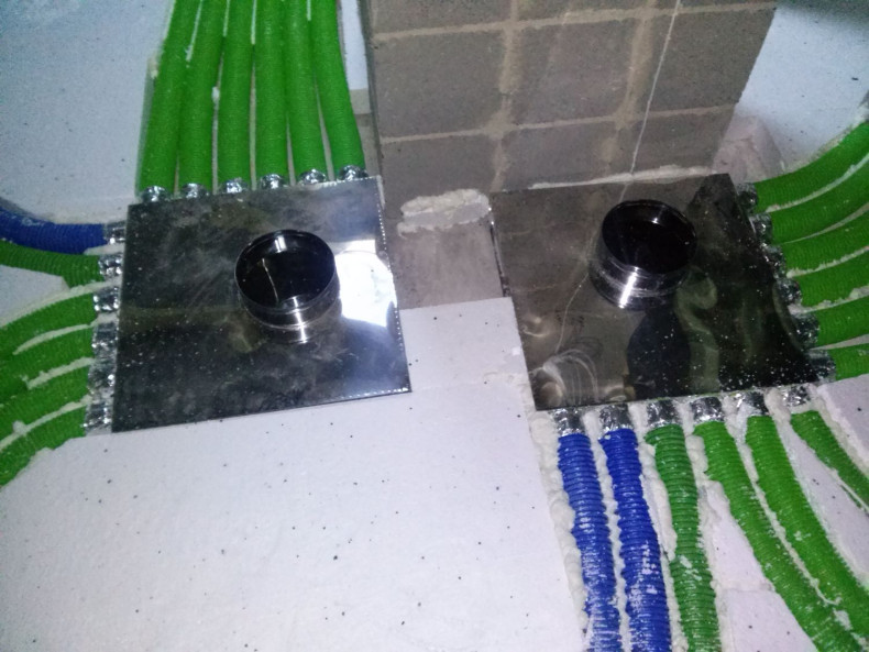 Elementy instalacji wentylacyjnej ułożone w stropie na nieużytkowym strychu