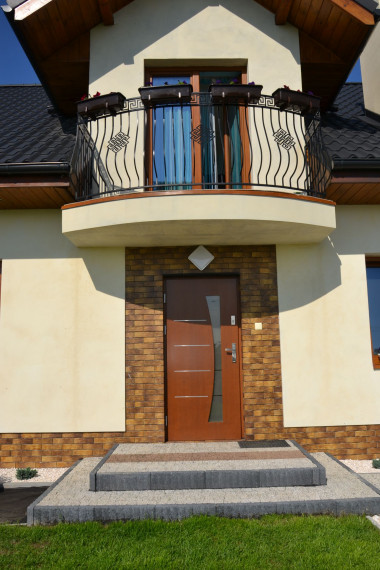 Okładzina z cieniowanego klinkieru przy drzwiach wejściowych