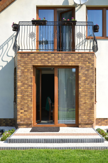 Okładzina z cieniowanego klinkieru przy wyjściu na taras