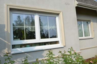 Na ścianie parteru przyklejono poziomą fasetę, poniżej której będzie marmolit