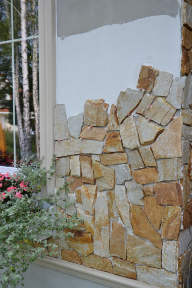 Igor dopasowuje łupek bez cięcia i odpadów.