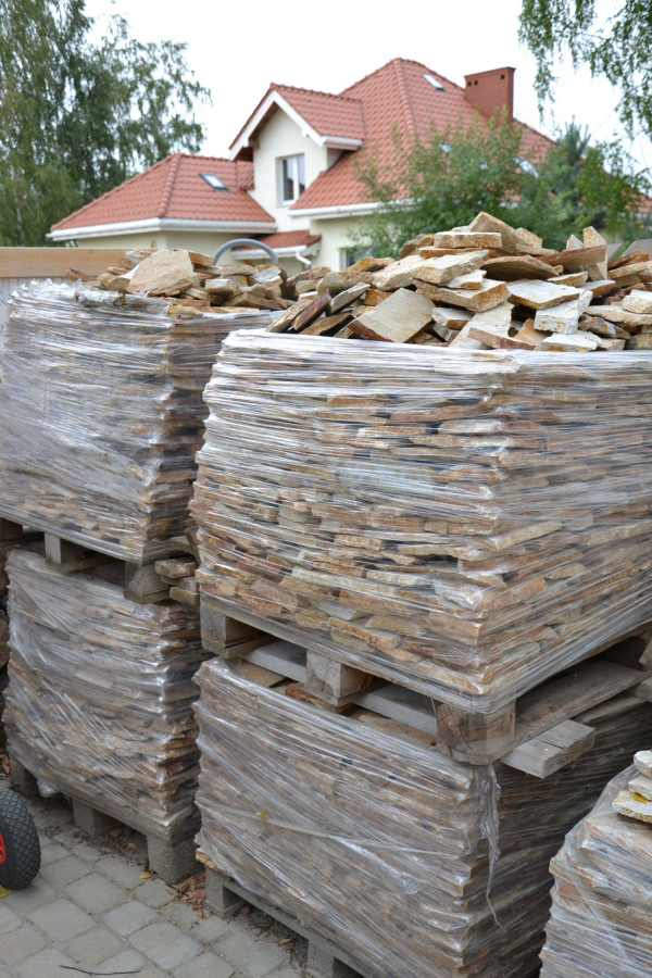 Kamień czekający na ułożenie, w palecie 25 m2