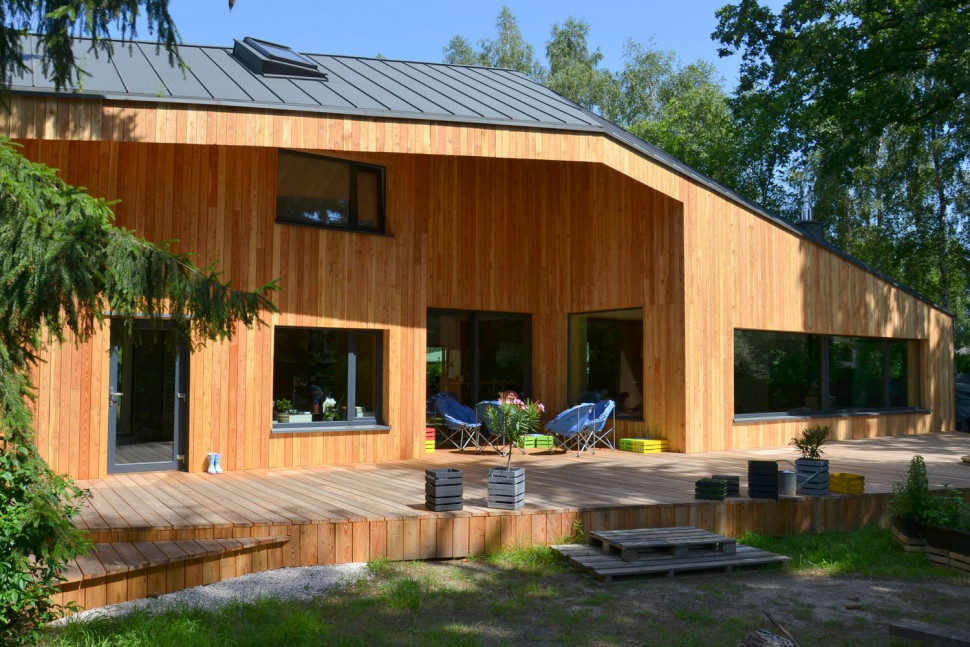 Frontowa i jedna z bocznych elewacji powstały z surowej tarcicy z modrzewia europejskiego.