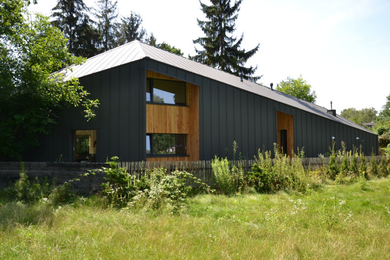 Tylną elewację wykończono blachą na rąbek stojący, identyczną jak na dachu.