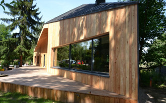 Elewacja z drewna i blachy na rąbek stojący za 35 000 zł