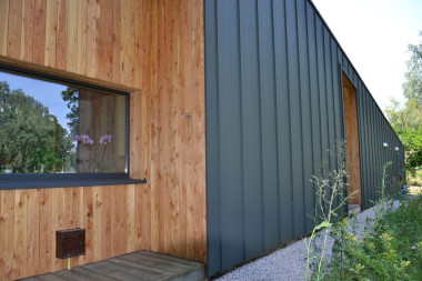 Połączenie drewnianej elewacji z blachą na rąbek stojący