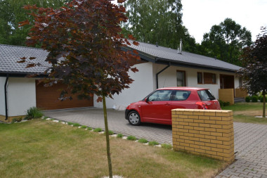 Właściciele kupili dom całkowicie wykończony na zewnątrz, łącznie z wybrukowanym podjazdem do garażu.