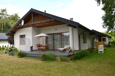 Główny taras, znajdujący się przy salonie, ma pow. 25 m2 i jest w połowie zadaszony (wysuniętym dachem)