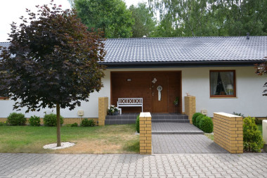 Ściany wszystkich budynków zostały otynkowane zaprawą akrylową, a ich fragmenty obłożone okładziną z drewna oraz z jasnego klinkieru