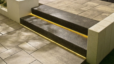 Schody betonowe wyposażone w listwy LED