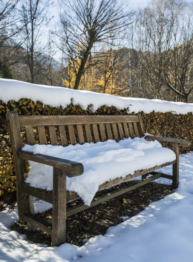 Zniszczona drewniana ławka