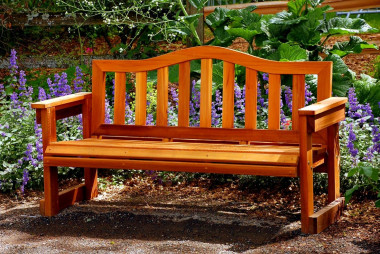 Drewniana ławka ogrodowa