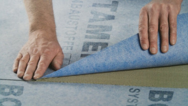 Przyklejanie maty uszczelniająco-kompensującej za pomocą elastycznej zaprawy klejowej BOTAMENT® M 21 lub BOTAMENT® M 21 HP Speed z zachowaniem 5 cm zakładu