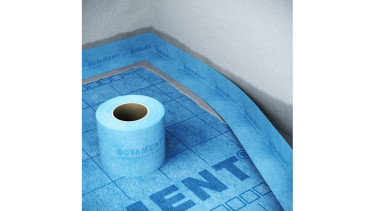 Uszczelnienie narożników oraz miejsc połączeń  ściana–posadzka za pomocą systemowej taśmy uszczelniającej BOTAMENT® SB 78