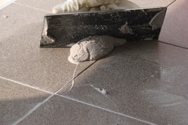 Spoinowanie powierzchni za pomocą wielofunkcyjnej zaprawy do spoin MULTIFUGE® Base