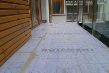 Hydroizolacja balkonu z wykorzystaniem maty uszczelniająco-kompensującej BOTAMENT® AE
