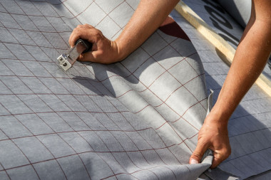 Pasy FWK mocuje się do więźby zszywkami