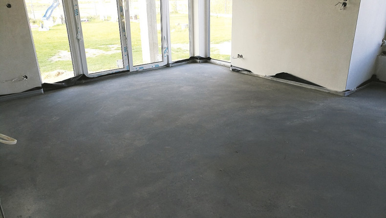 Duże okna należy zasłonić, aby dojrzewająca posadzka zbyt szybko nie wysychała i nie pękała